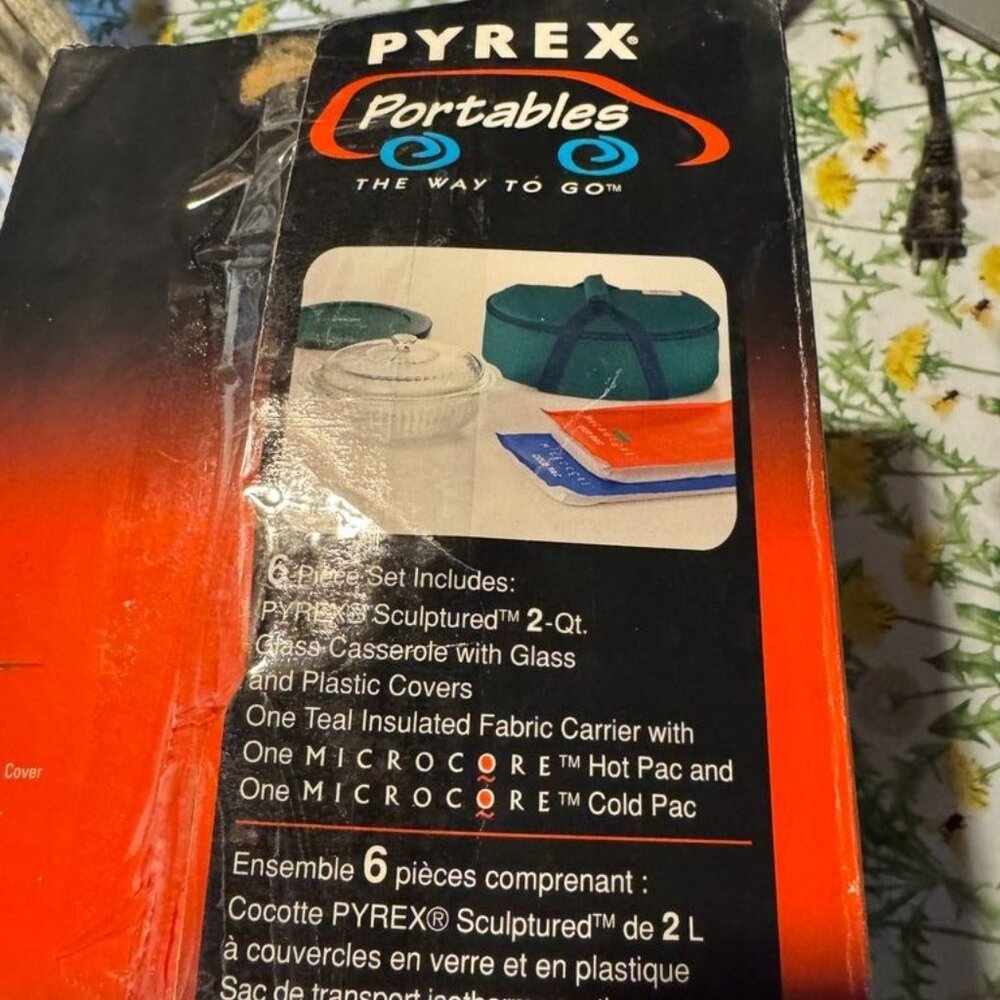 PYREX Portables Hot  Cold Food Carrier Set / Sculptured 2-Qt Glass Casserole Dis - Picture 6 of 9